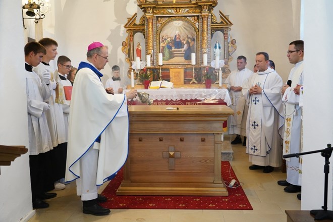 ​Prigorec: Biskup Radoš blagoslovio oltar i ambon kapele Svetog Duha